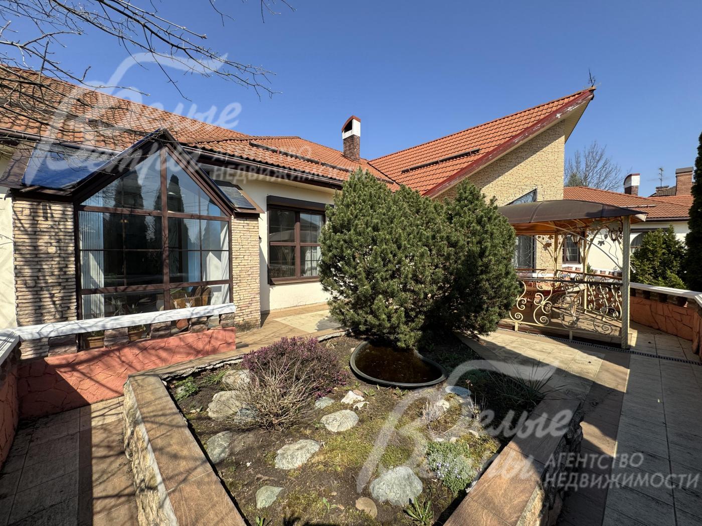 Слева - панорамное окно гостиной, справа - терраса