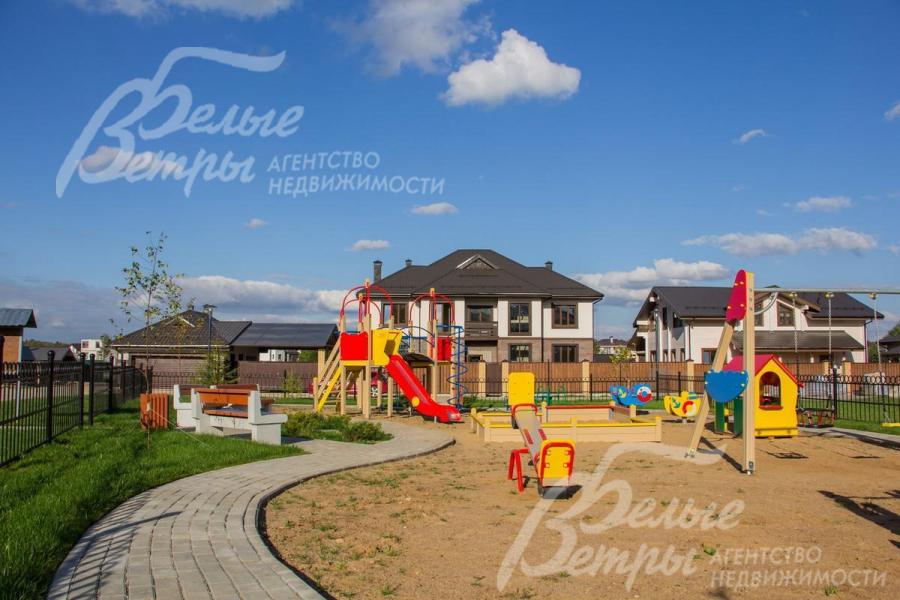 Детская игровая площадка в поселке