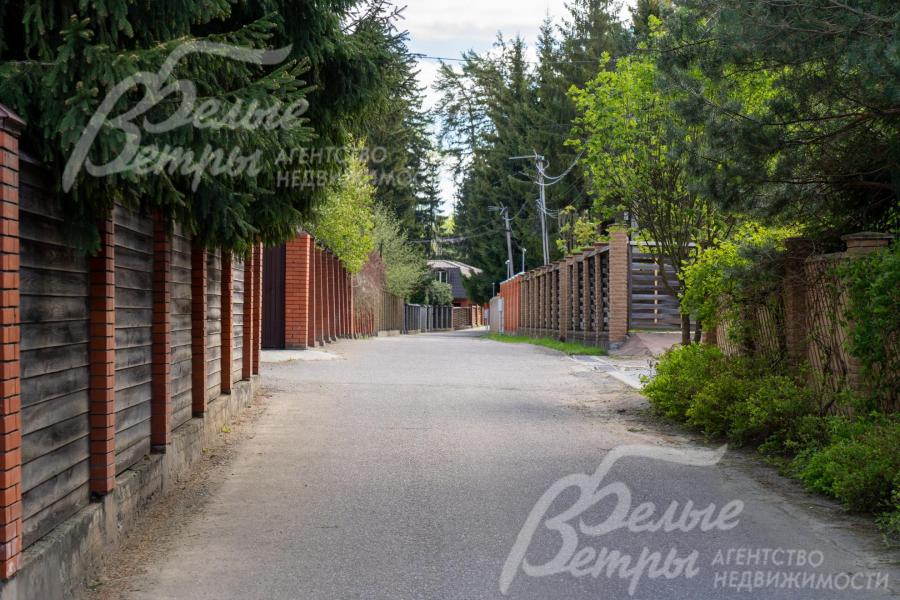 Участок расположен в центре коттеджного посёлка вдали от шума дорог