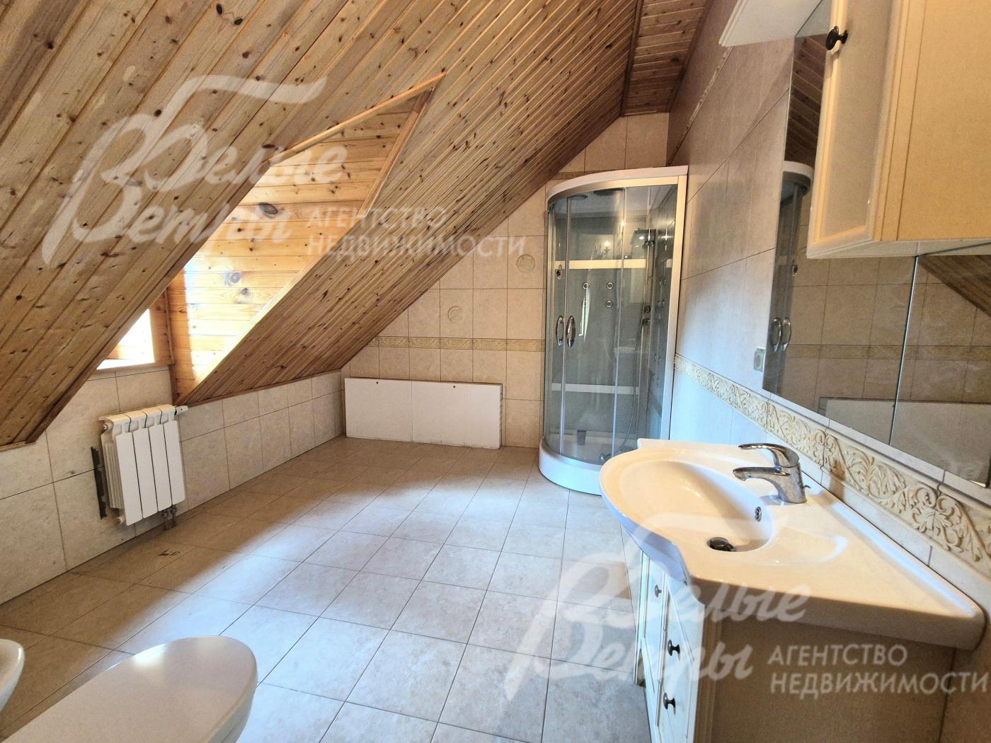 Просторный санузел с душевой в мансарде.