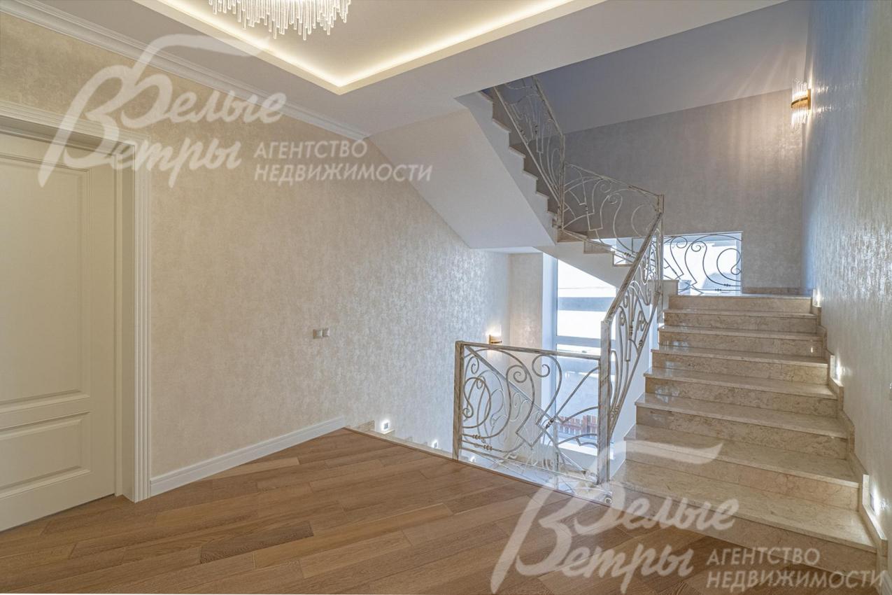 Лестница ж/б монолитная, ступени отделаны мрамором сорта CREMA MARFIL, с подсветкой