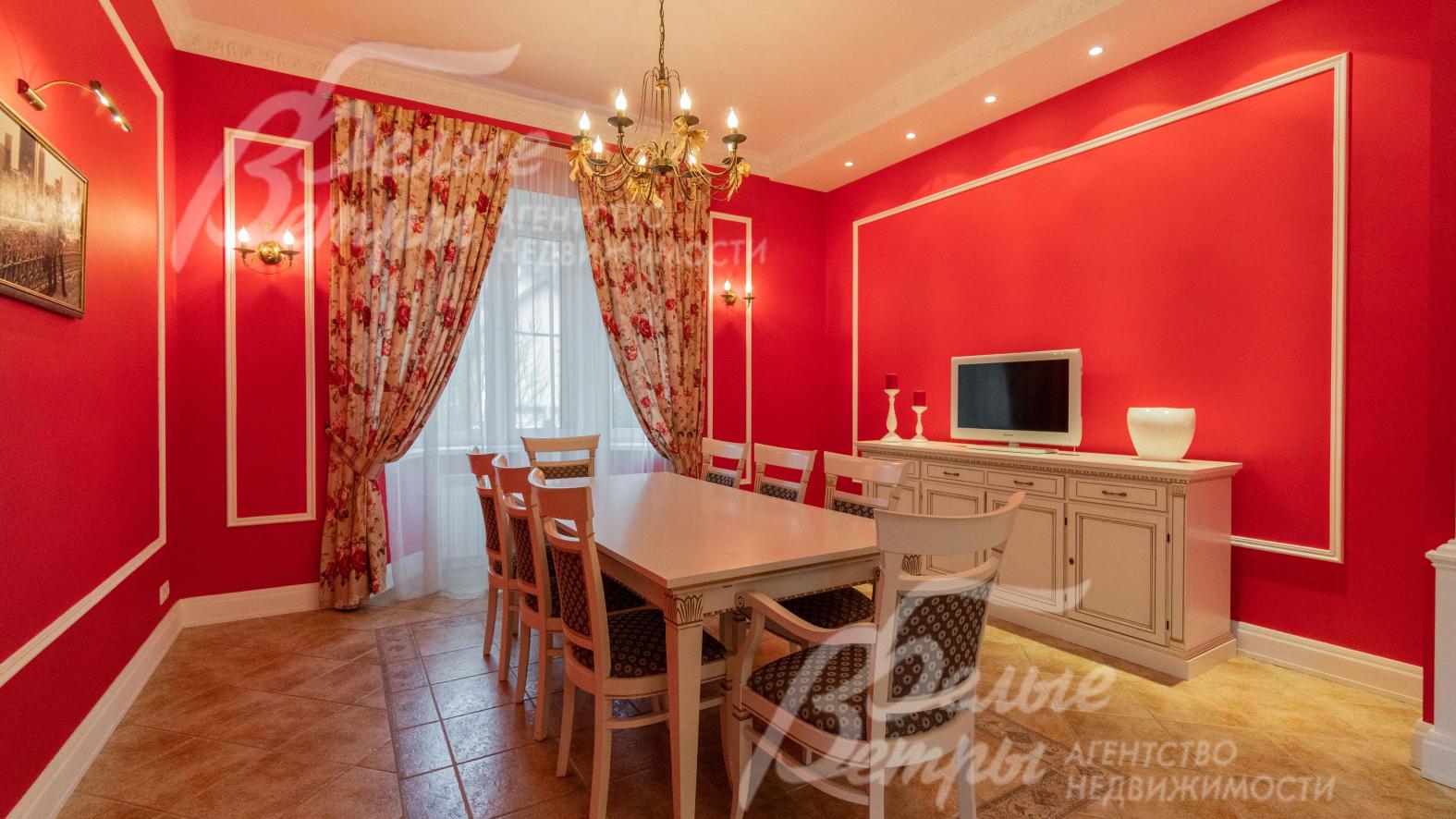 В доме дорогая мебель европейских марок в классическом стиле