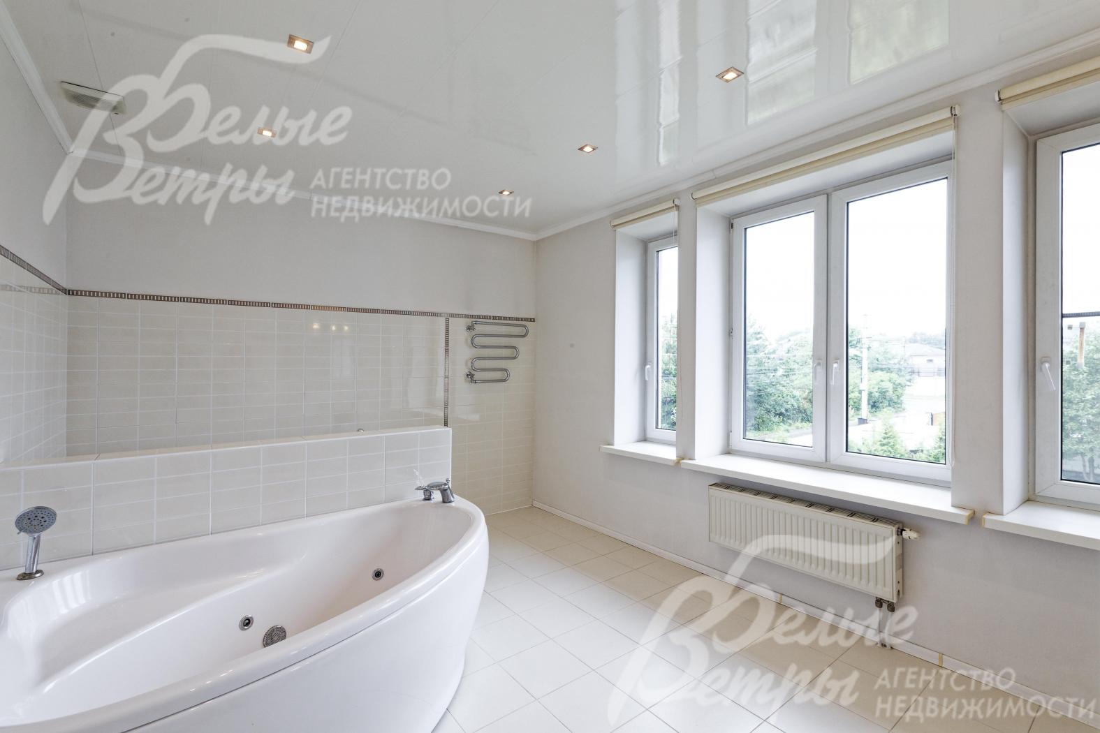 В санузле мастер-спальни установлена джакузи, которое станет идеальным местом для релаксации после напряжённого дня