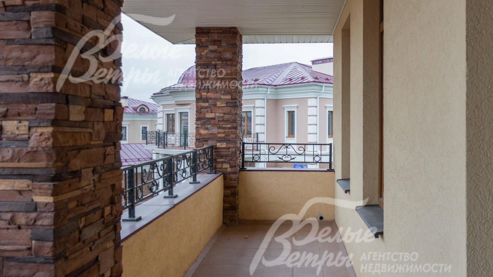 терраса и балконы облицованы керамической плиткой, ограждения кованные металлические.