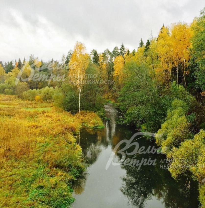 поселок расположен на высоком берегу реки