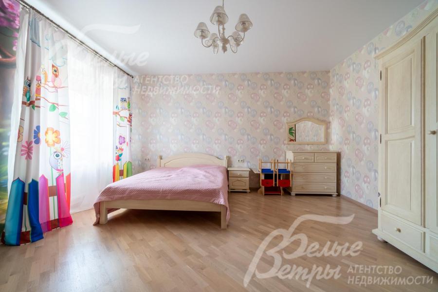 Одна из спален на втором этаже с большим окном