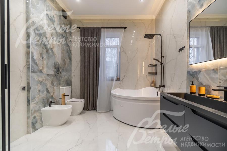 Санузел второго этажа с ванной и душевой кабиной