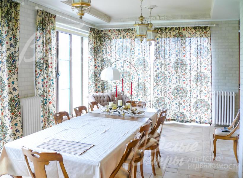 Столовая 33,9 кв.м с выходом на террасу.