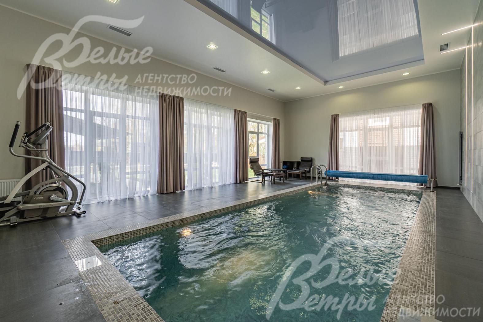 В бассейне установлена система озонирования воды