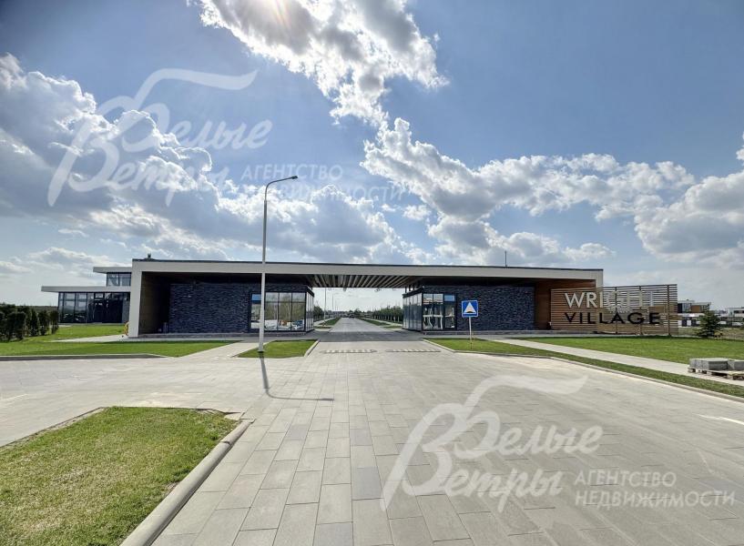 Территория коттеджного посёлка. В 15 минутах езды от поселка, расположен водоем «Серебряная чаша»