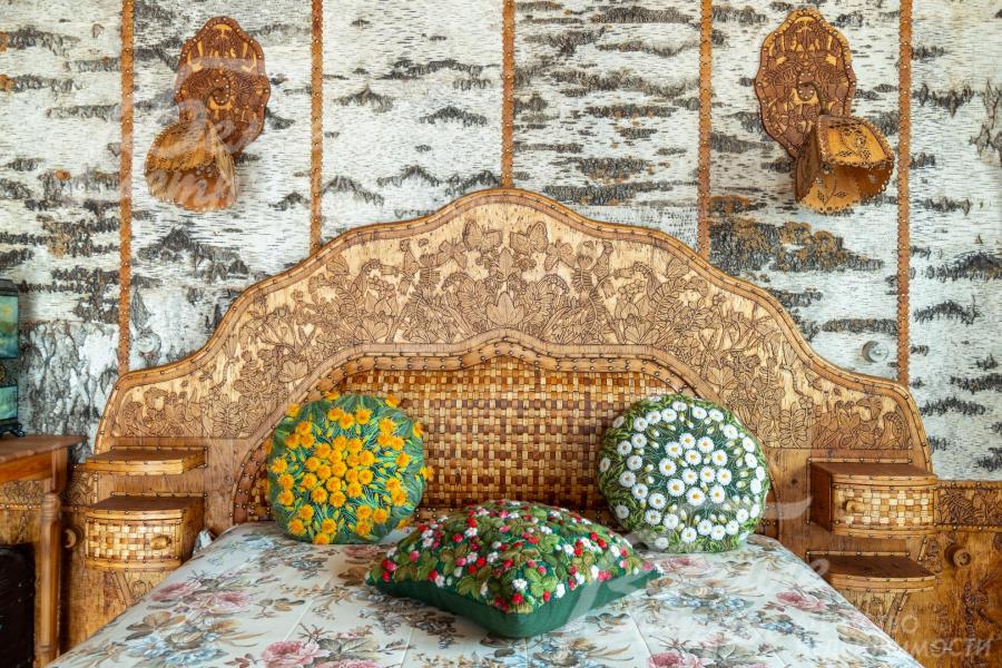 В мастер-спальне - изысканная кровать с дизайнерским изголовьем и акцентной стеной