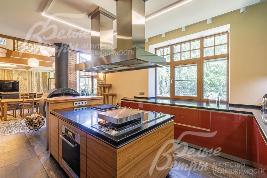 Кухня Warendorf (Германия) Фасады глянцевый пластик, стекло, столешница искусственный камень Black Galaxy 