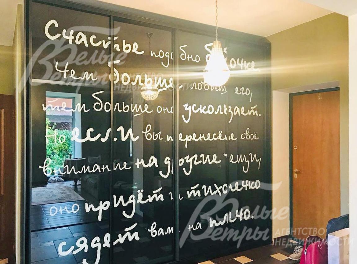 Оригинальный шкаф-купе в прихожей