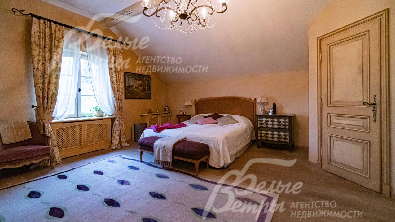 Главная спальня 38 кв.м на 2-ом этаже с камином и лестницей в кабинет