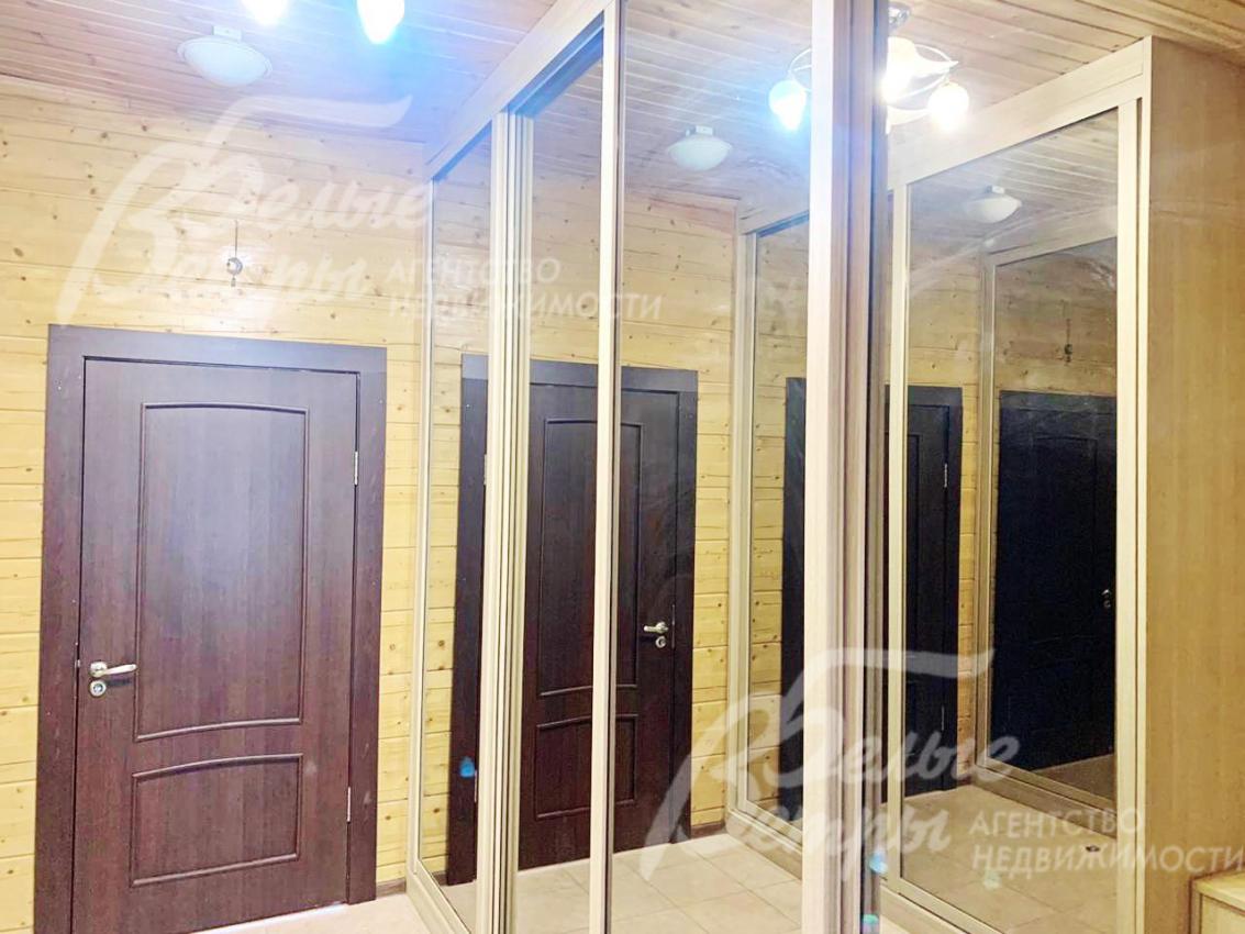 Большой шкаф в прихожей