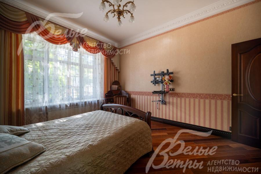 В спальне - виниловые обои марки Rasch (Германия), на полу - паркетная доска из дерева Sukupira (Бразилия)