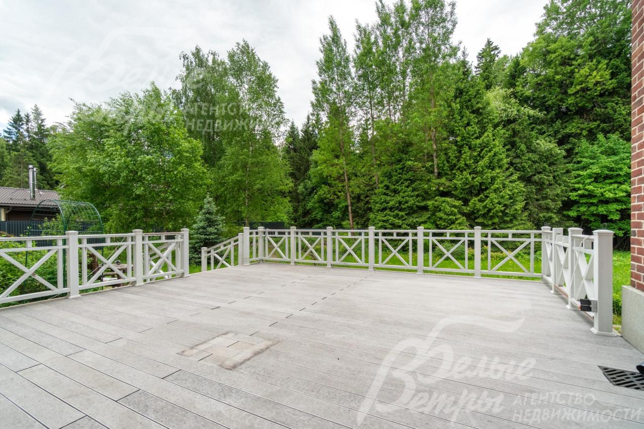 Терраса огорожена, отделана натуральным камнем с имитацией плитки, с террасы открывается живописный вид на лес
