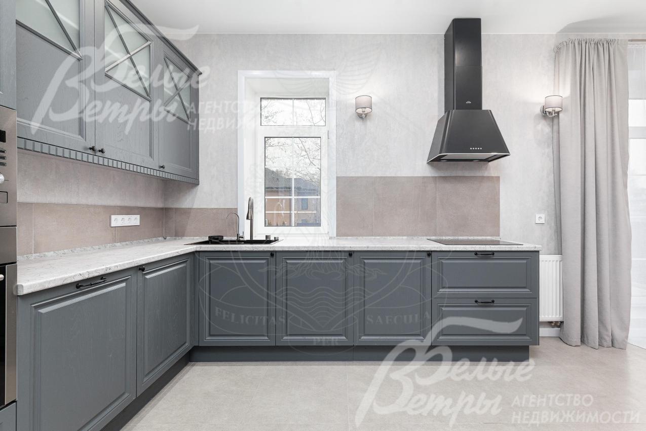 Установлен кухонный гарнитур с техникой