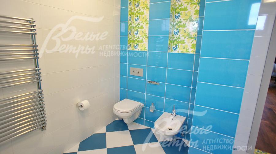 В доме, где на полу кафель или керамогранит итальянских коллекций, проложен теплый водяной пол.