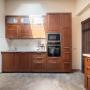 На кухне — гарнитур FILIPSTAD с премиальной серией рамочных фасадов от IKEA из натурального дерева с выразительной текстурой 