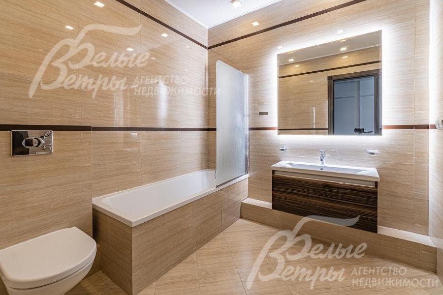 Санузел с ванной в спальне на втором этаже