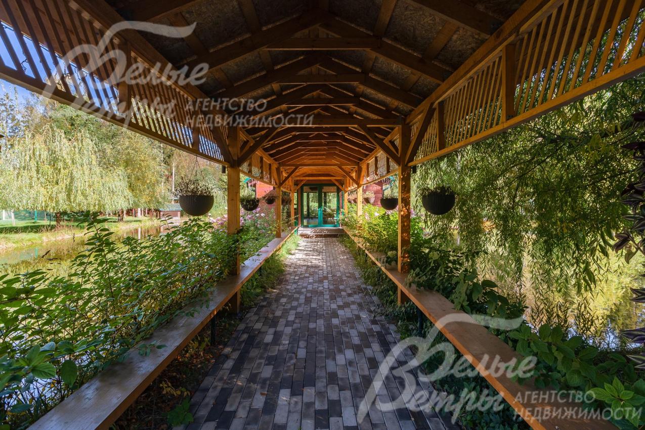 Живое обрамление галереи создаёт ощущение уединённого природного тоннеля