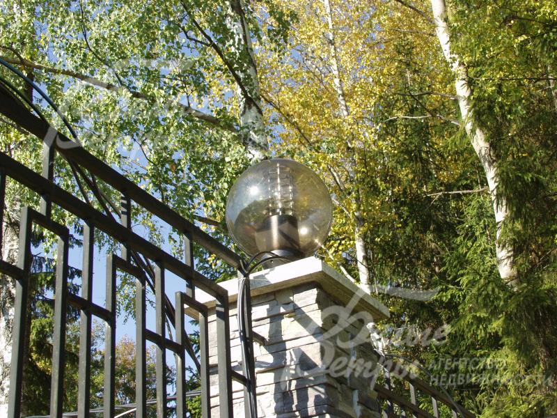 Вдоль ограждения выполнено уличное освещение