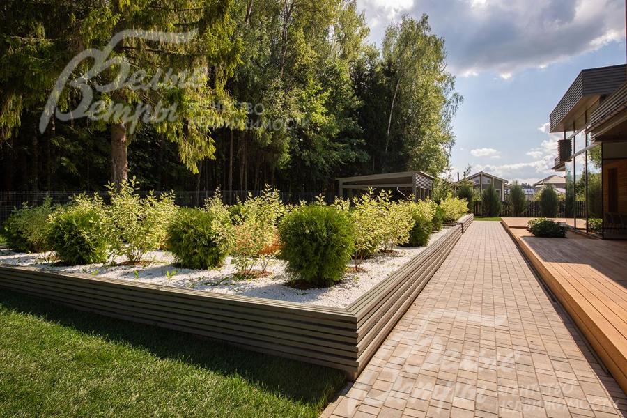 Участок разделён на несколько зон: гостевую зону с парковкой, зону для кострища, зону сада с декоративными растениями