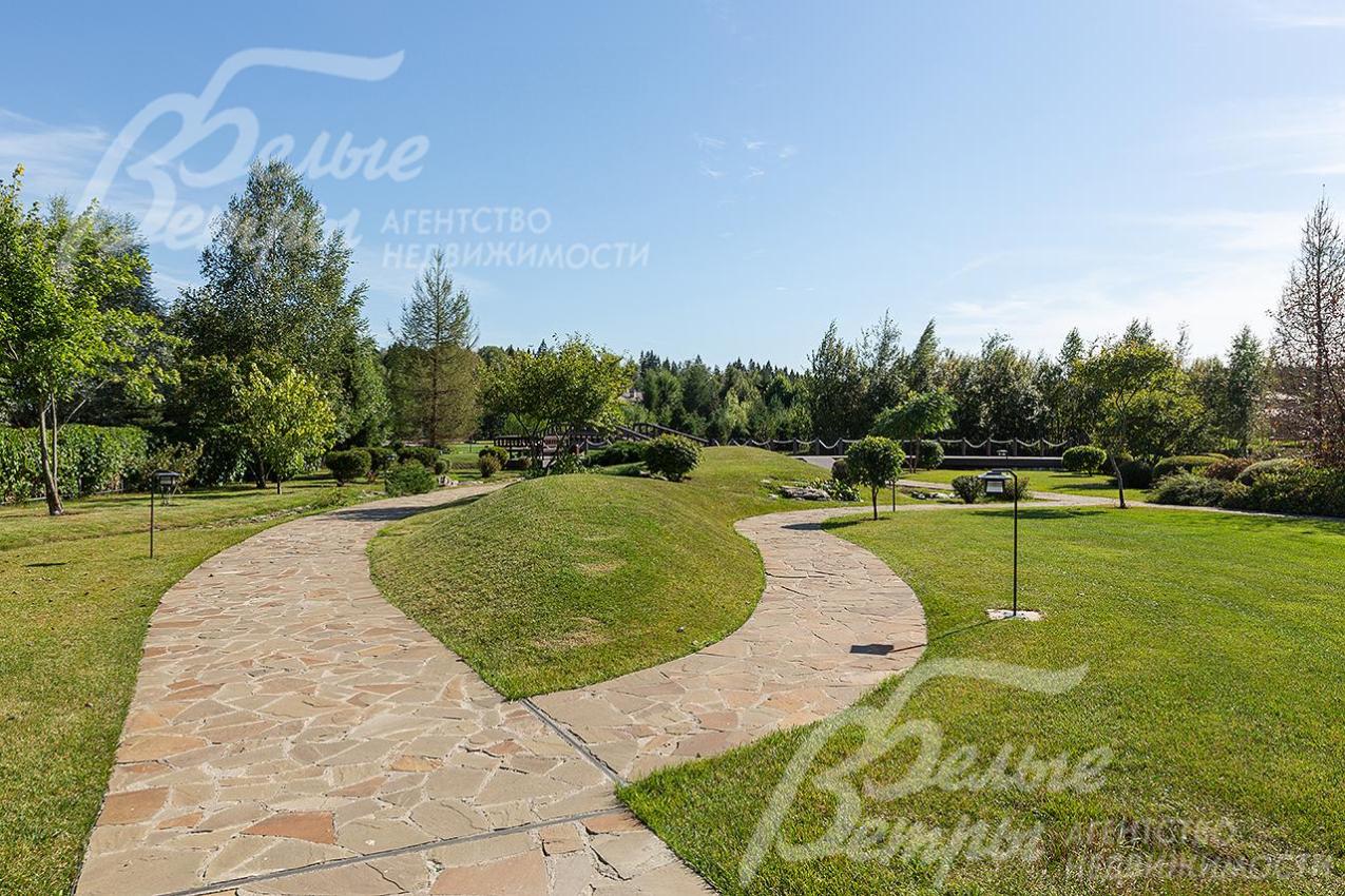 Проложены прогулочные дорожки, организовано освещение