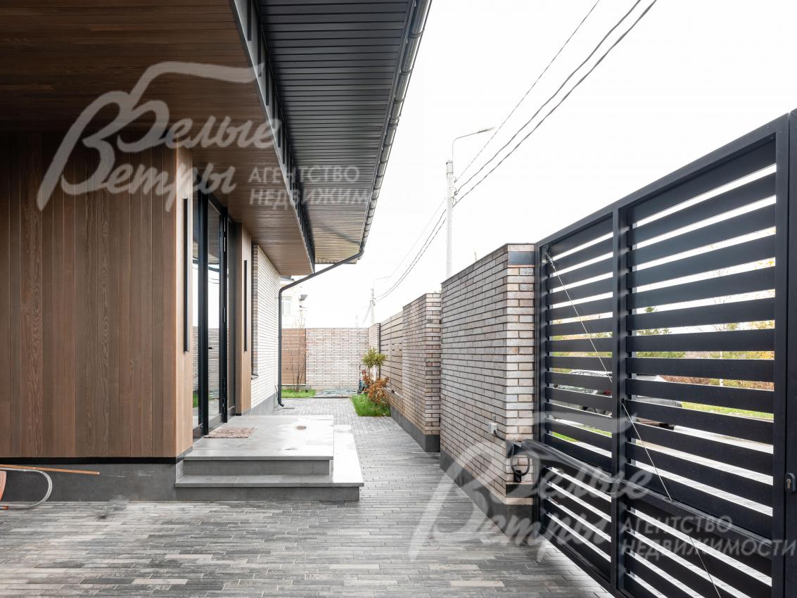 Крыльцо дома. Уложена тротуарная плитка Braer