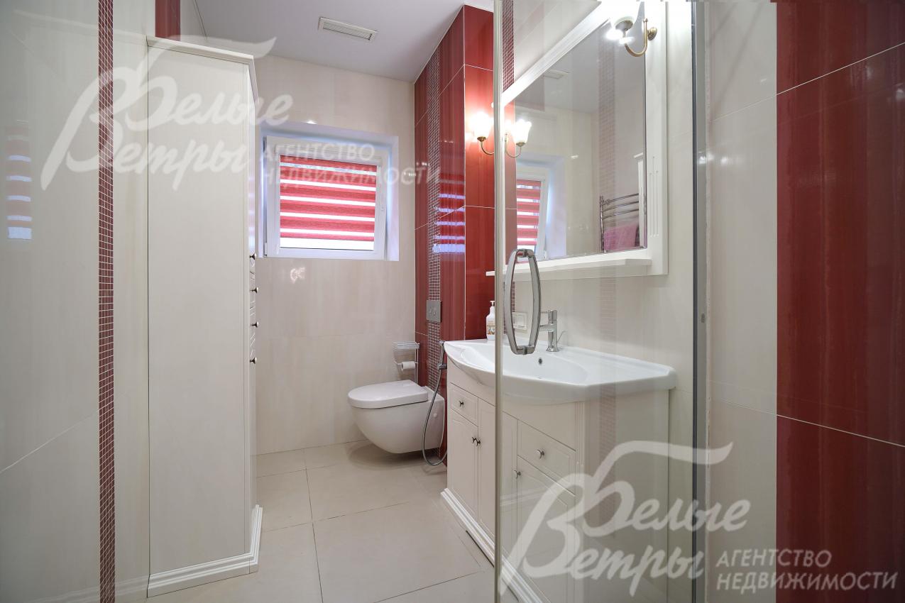 Санузел на первом этаже с душевой