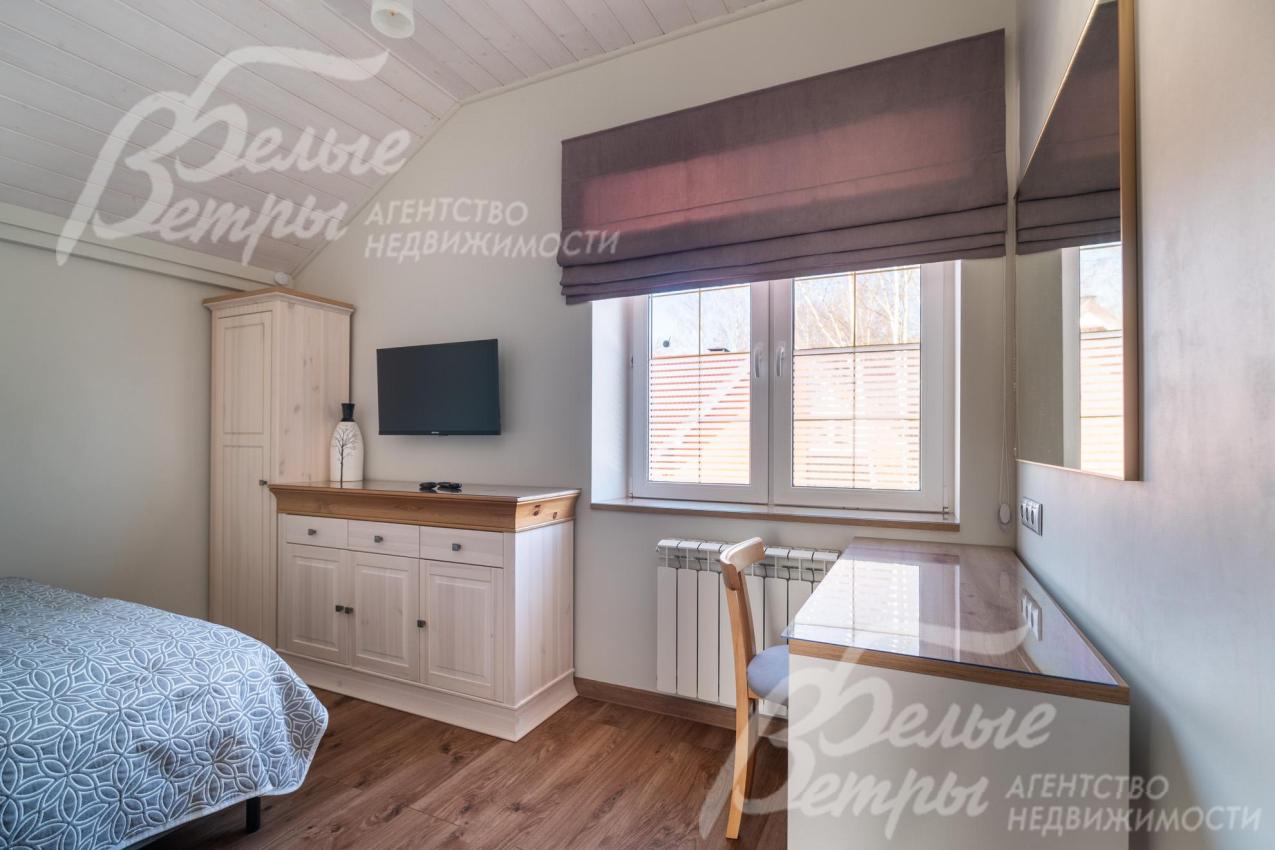 Помимо кровати, в спальне есть шкаф, комод, рабочий стол с зеркалом