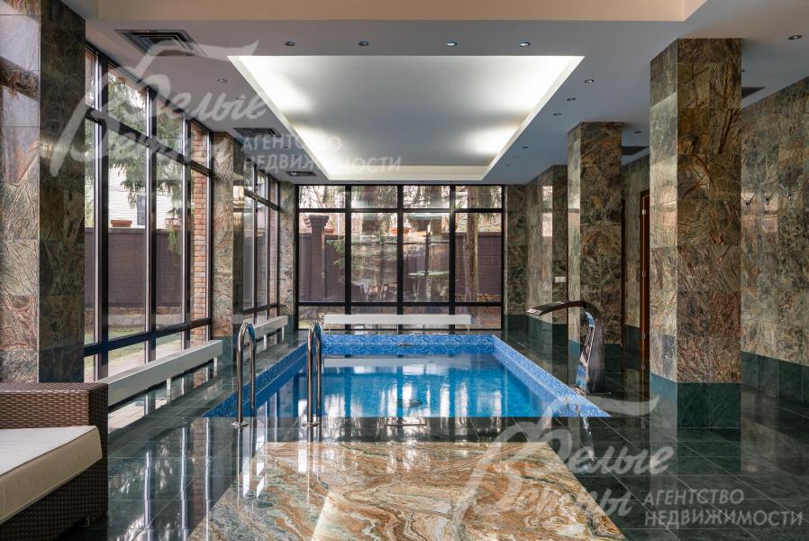 Бассейн оборудован противотоком, фонтаном и системой гидромассажа. 