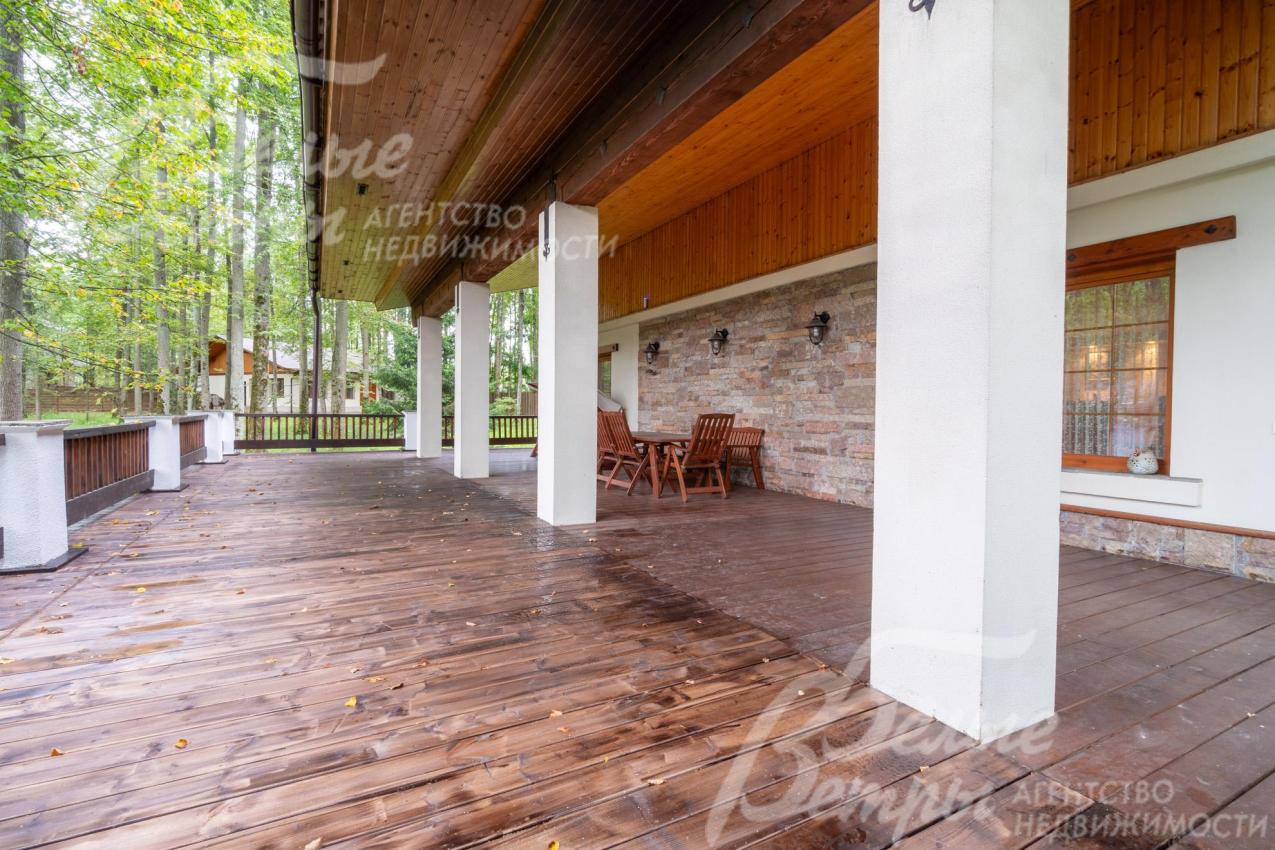 Терраса освещается, есть зона для гриля