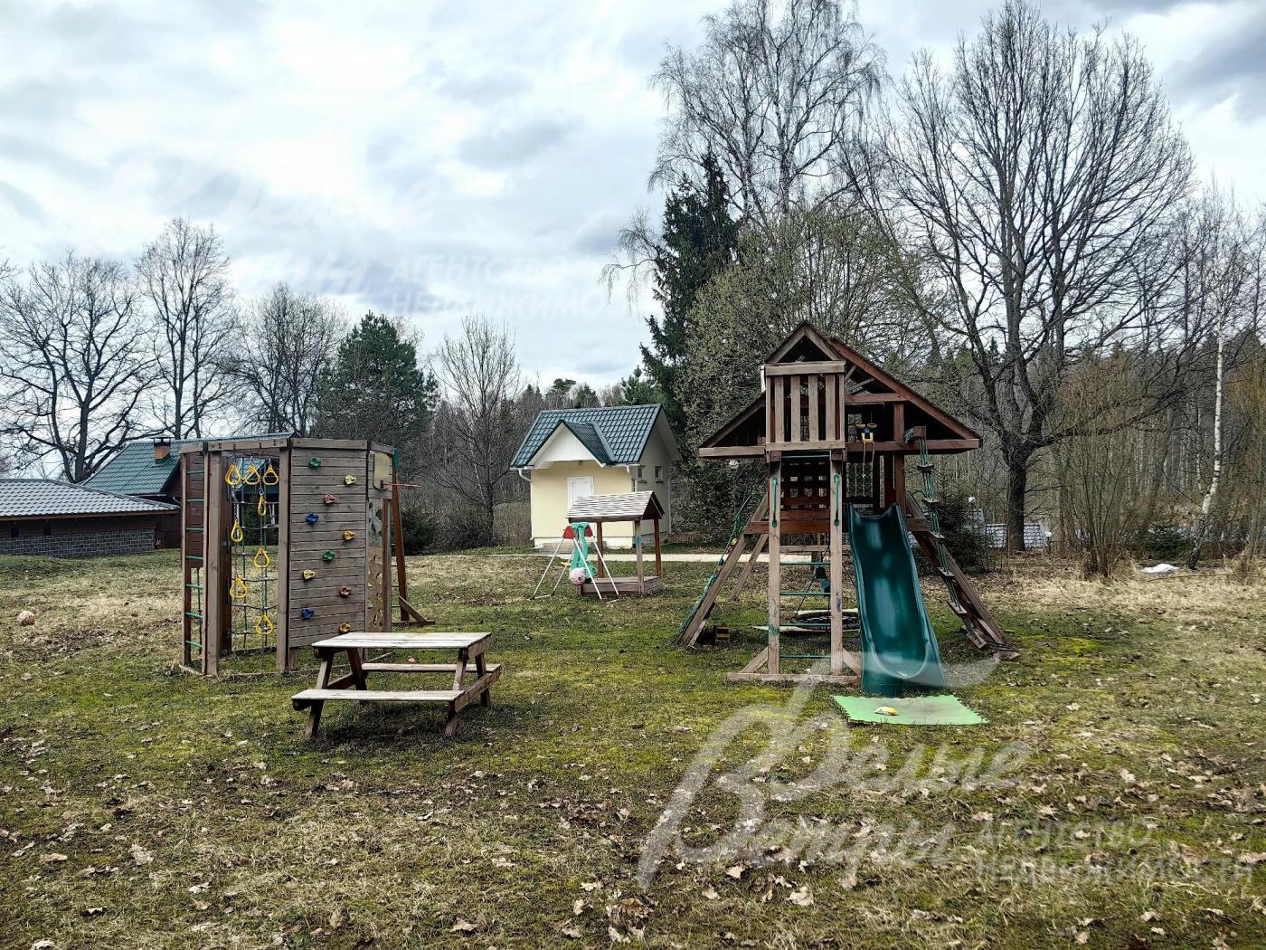 Детская игровая площадка в поселке.