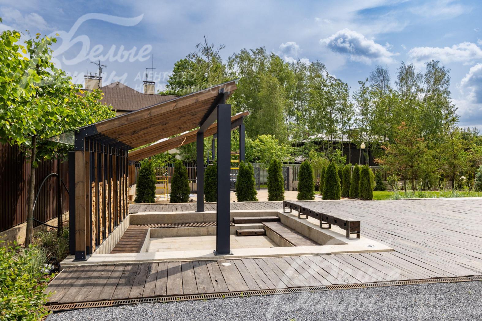 Зона барбекю с покрытием из досок старинного дуба.