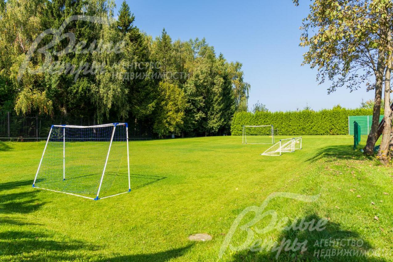 Футбольное поле с воротами