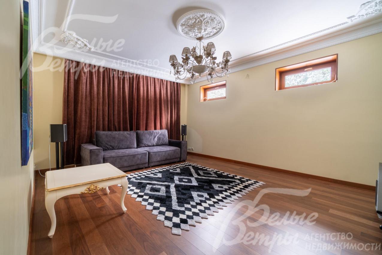 На цокольном этаже обустроен кинозал площадью 23 кв.м оборудованный системой домашнего кинотеатра 5+1.