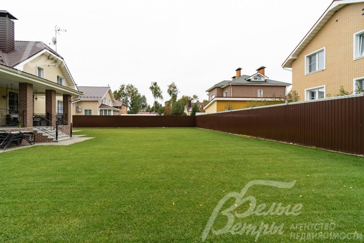 Установлен автополив, выложены дорожки из брусчатки