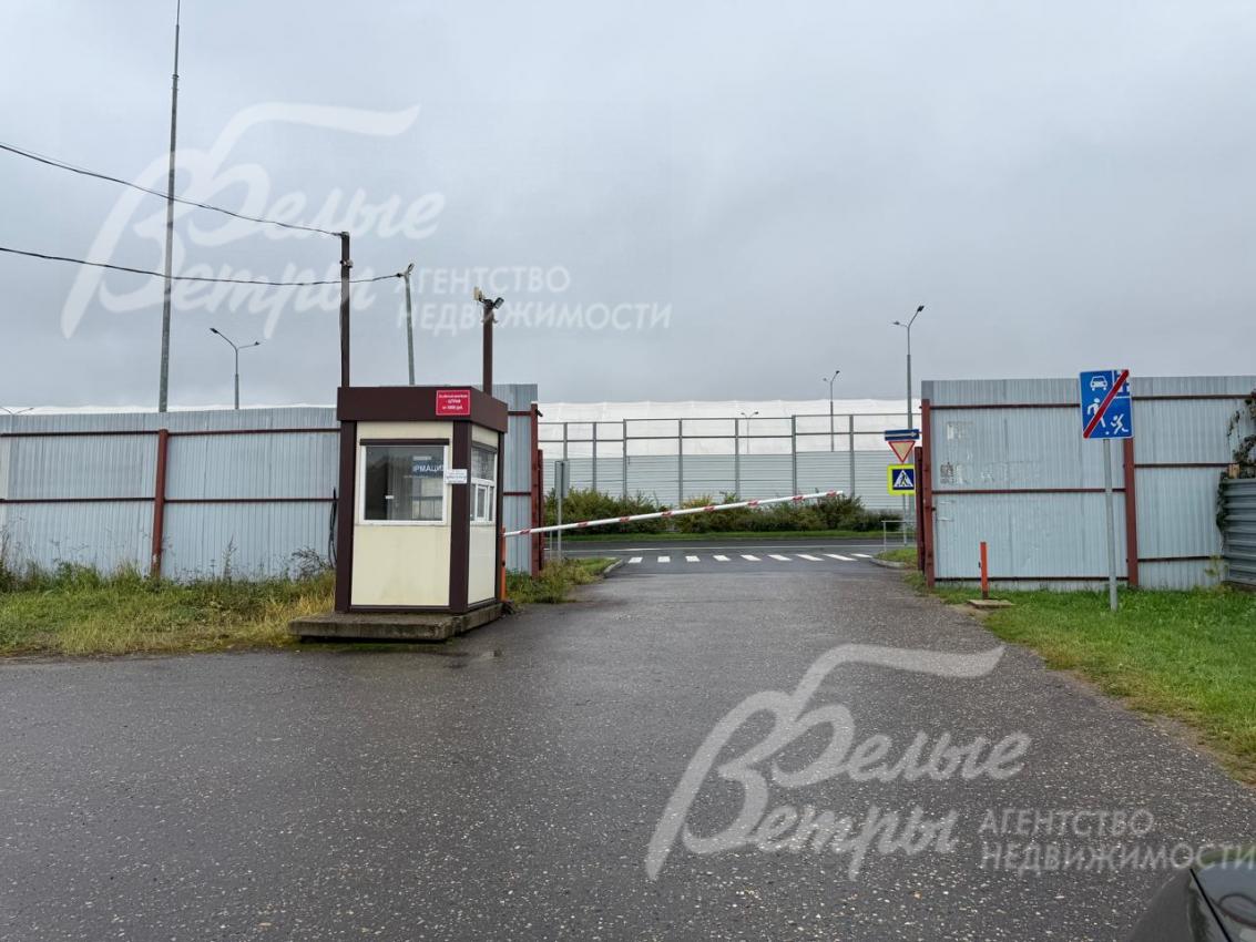 Коттеджный посёлок - строго охраняемый: въезд через КПП, ведется видеонаблюдение,  охрану осуществляет ЧОП