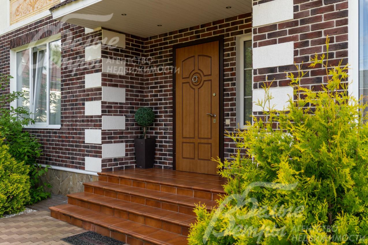 Вход в дом - через крытое крыльцо: отделка крыльца - клинкерной плиткой (цоколя - диким камнем)