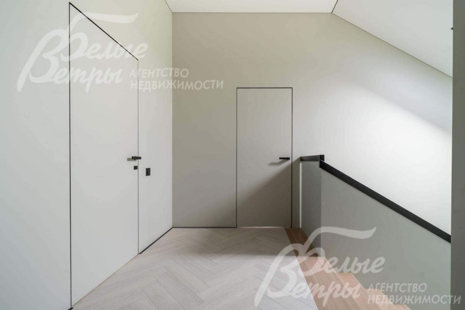 Установлены межкомнатные двери скрытого монтажа («двери-невидимки»: дверная коробка полностью находится в плоскости стены и не выступает)