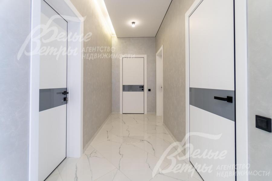 Межкомнатные эмалированные двери со вставкой серой из стекла и с чёрной фурнитурой