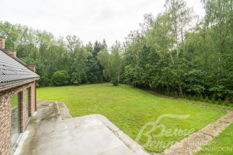 Участок граничит с лесом: есть собственный выход в лес с прогулочными тропинками
