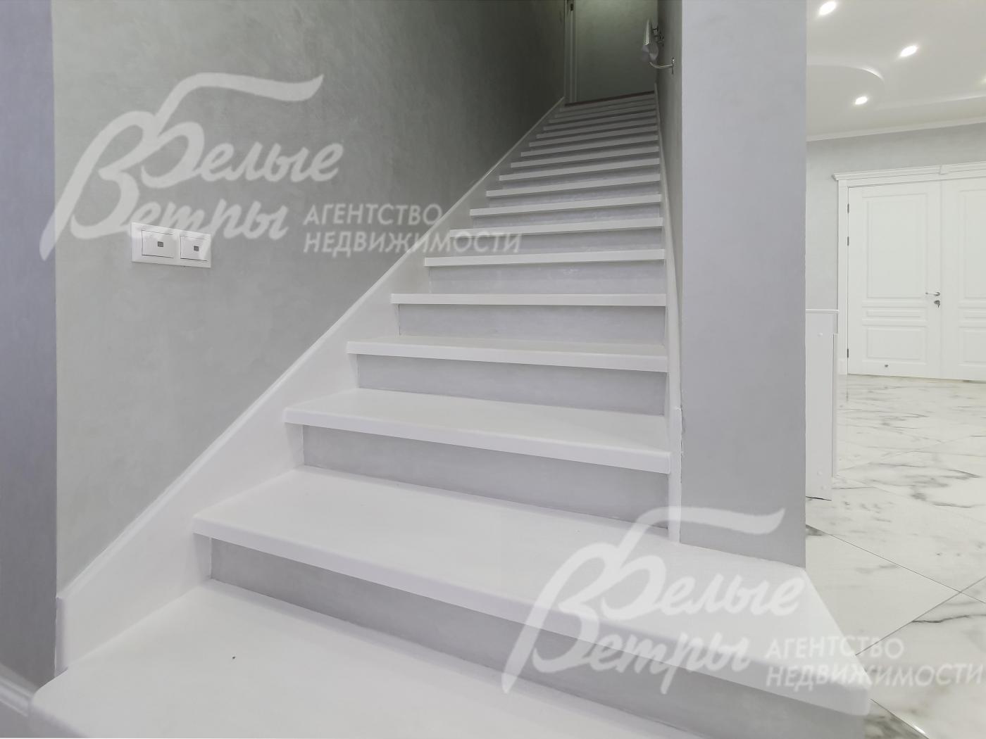 Лестничный марш со ступенями из массива дерева