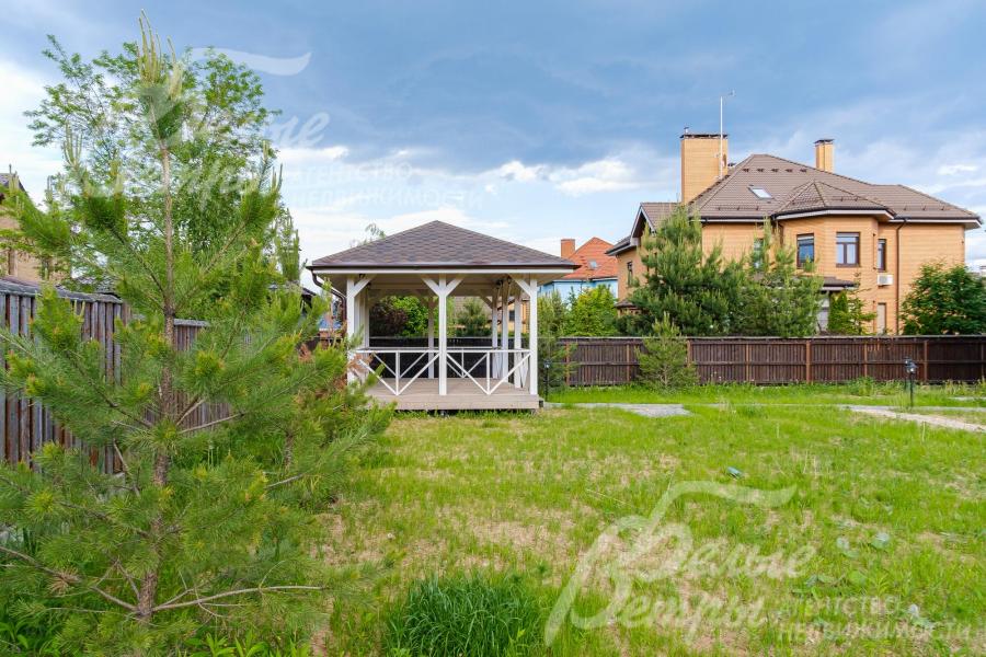 Участок огорожен по периметру забором