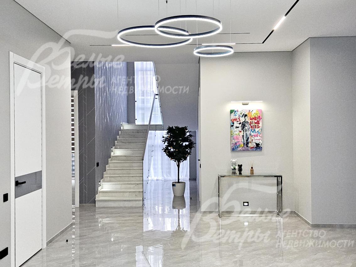 Выразительность интерьеру придают элементы декора, дополненные световым дизайном: люстры, точечные и трековые системы с осветительными приборами от ведущих производителей из каталогов 2024-2025 гг.