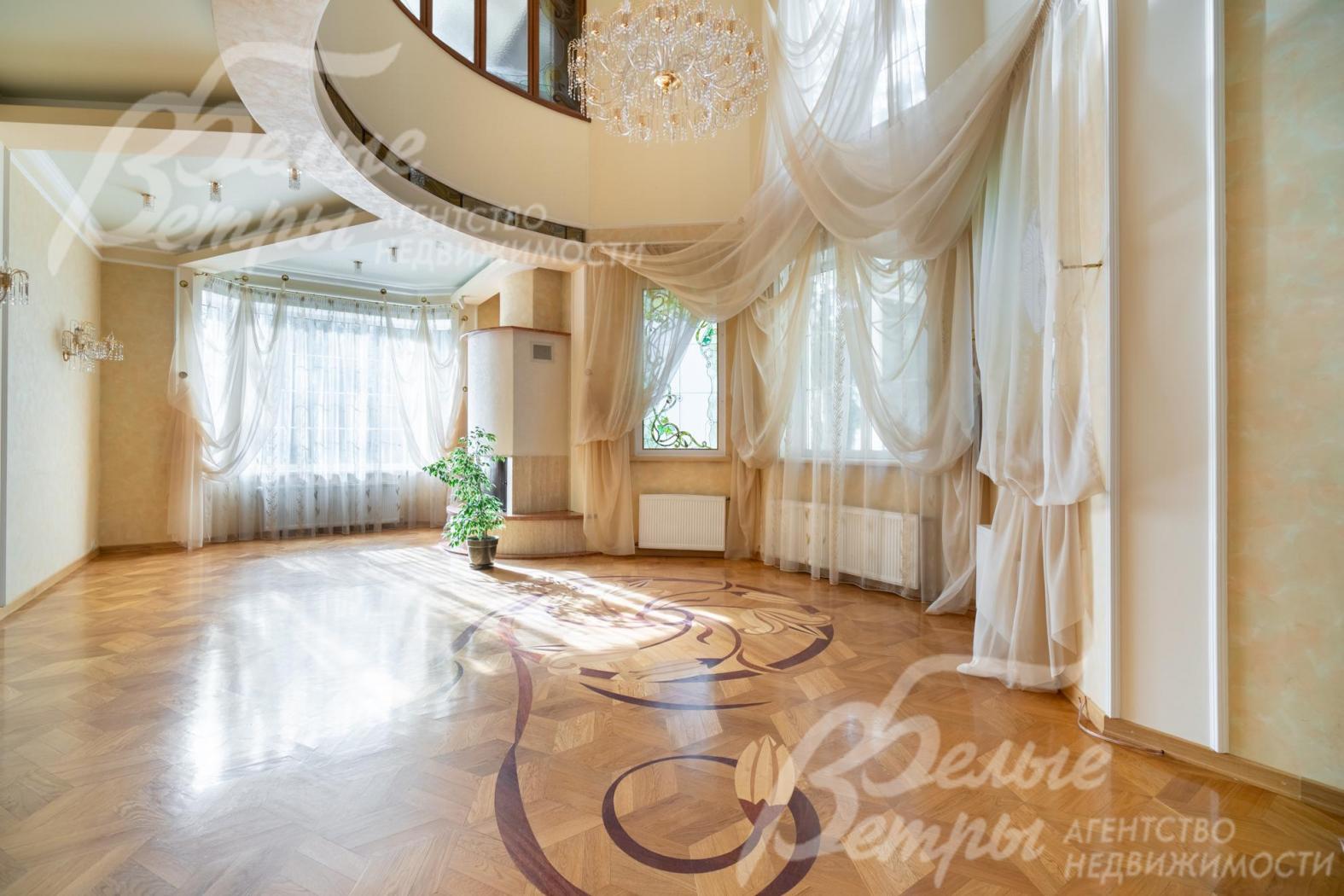 Гостиная - со вторым светом и большими обзорными окнами