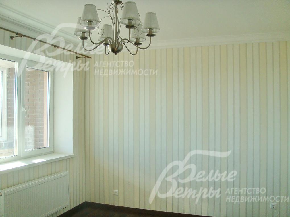 В спальнях поклеены обои