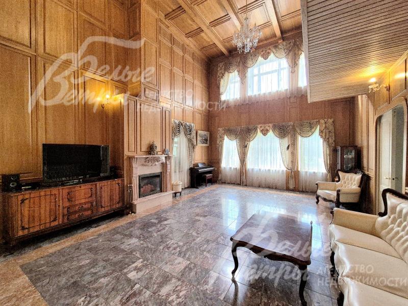 Просторная двухсветная гостиная 41 кв.м с камином.